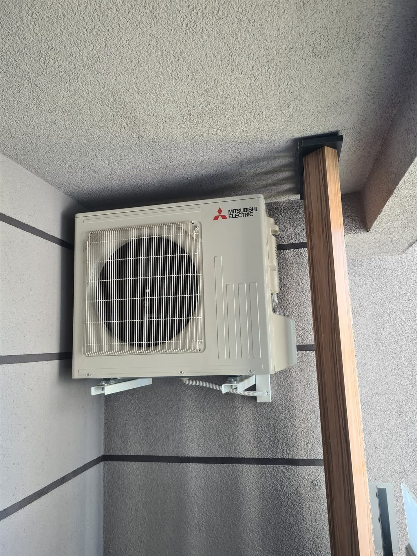 Външно тяло Mitsubishi Electric на ъглов монтаж
