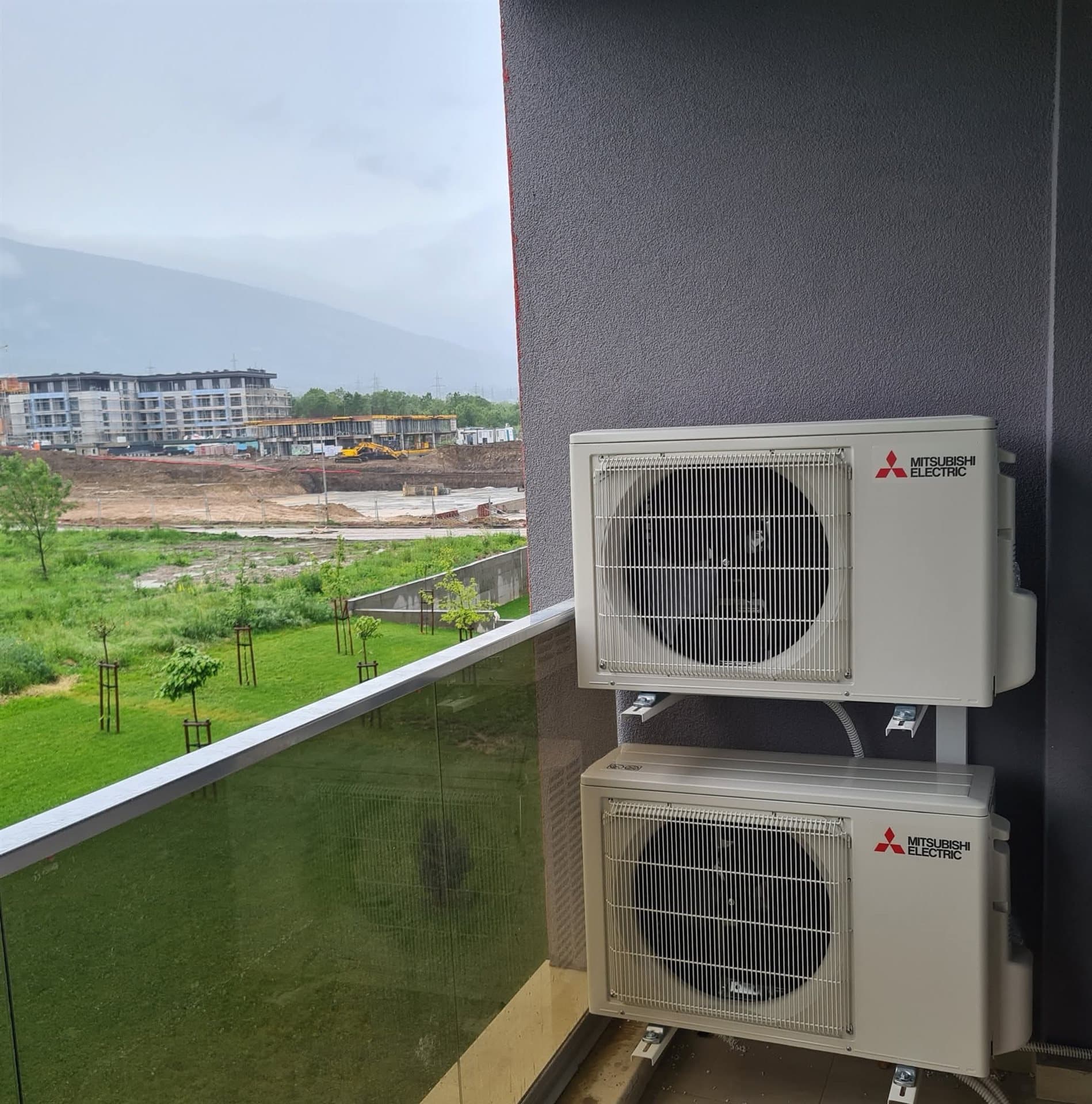 Две външни тела Mitsubishi Electric